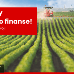 Czerwony baner z białym tekstem „Rolnik liczy plony, my dbamy o jego finanse! rachunek bez opłat, więcej na rozwój! Promocja trwa od 01.02. do 31.12.2025”. W tle widać zielone, równo posadzone pola uprawne rozciągające się w kierunku horyzontu. Na polach pracuje czerwony ciągnik rolniczy z opryskiwaczem, który rozpyla środki na uprawach. W prawym górnym rogu logo Banku Spółdzielczego w Lututowie. W dolnej części banera znajduje się informacja prawna o promocji i regulaminie.