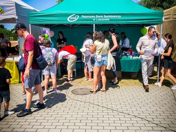 na zdjęciu zielony namiot z logo SGB Rejonowy Bank Spółdzielczy w Lututowie, a przed nim grupa osób